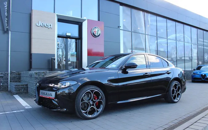 samochody osobowe Alfa Romeo Giulia cena 237900 przebieg: 4, rok produkcji 2023 z Turek